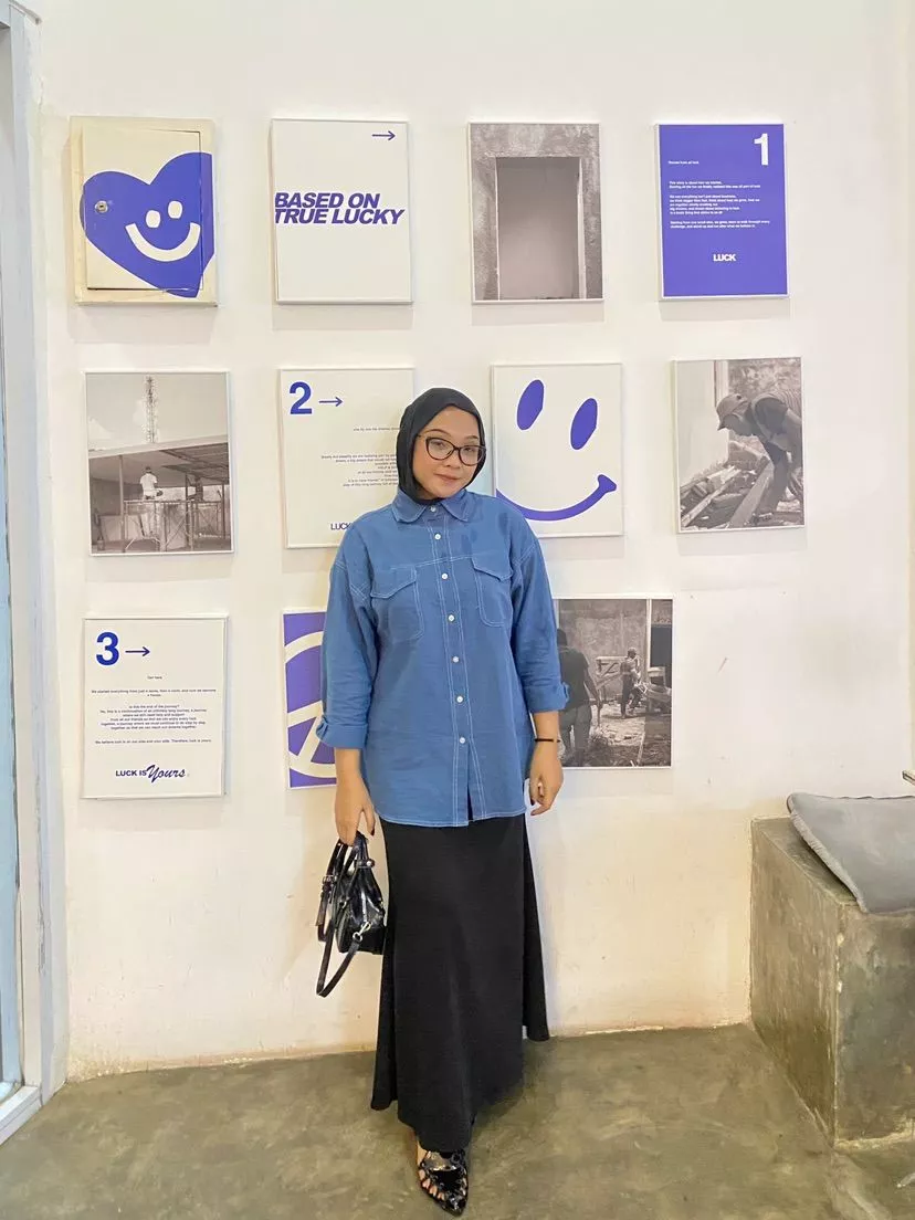 Detail tekstur jalinan serat linen dan kerapian saku depan pada ASOKA Kaylee Shirt 2198