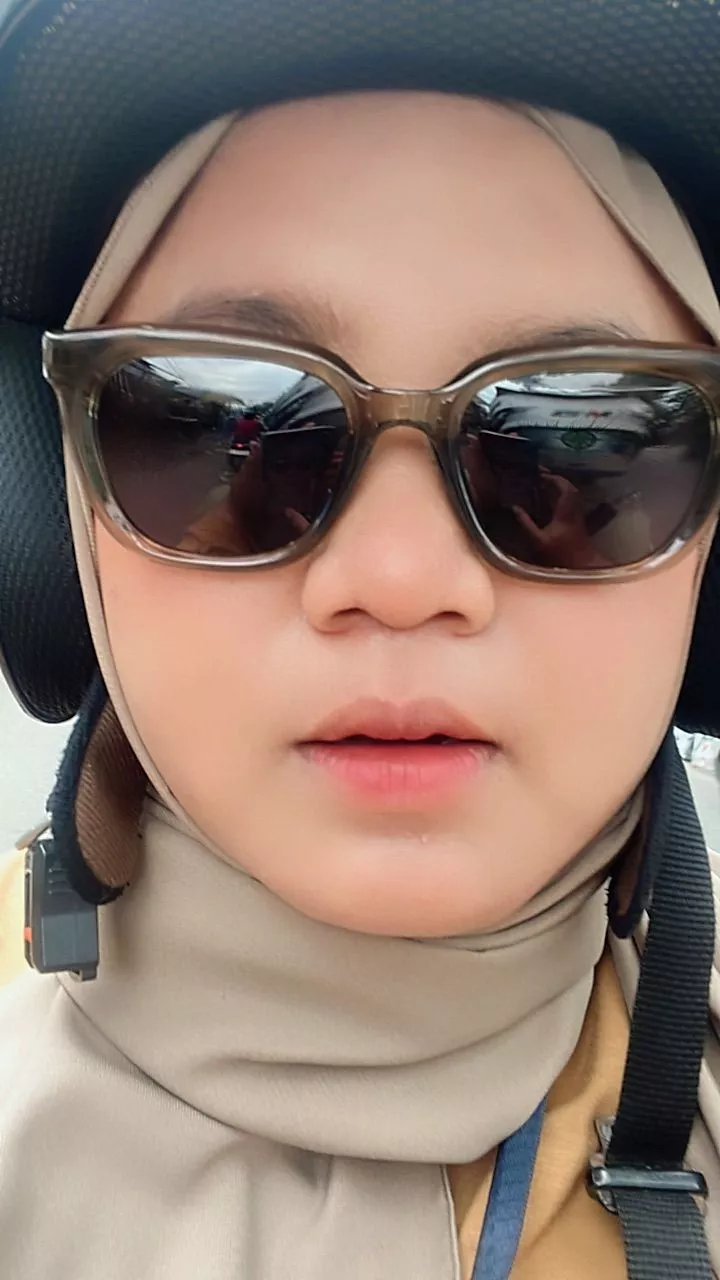 Padu padan kacamata hitam Yanke 2302 bersama busana kasual kasual chic dan outfit pantai