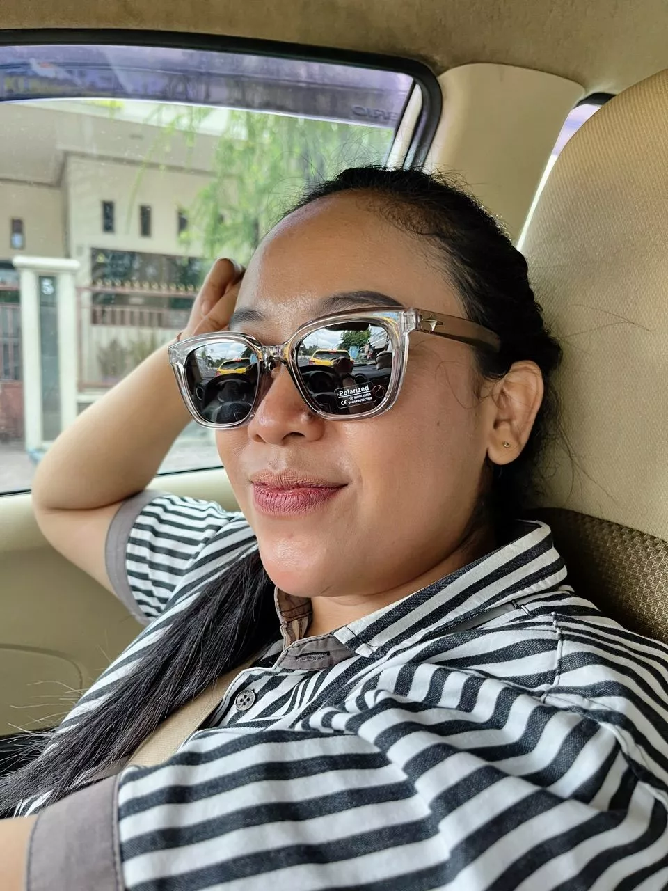 Pengujian kejernihan pandangan kacamata polarized Yanke 2302 melalui kartu tes polarisasi