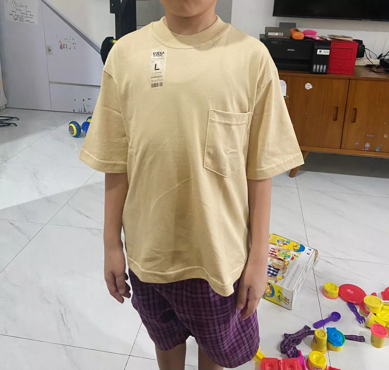 Inspirasi padu padan kaos oversize anak Kuokabasic bersama celana pendek chino dan sneakers