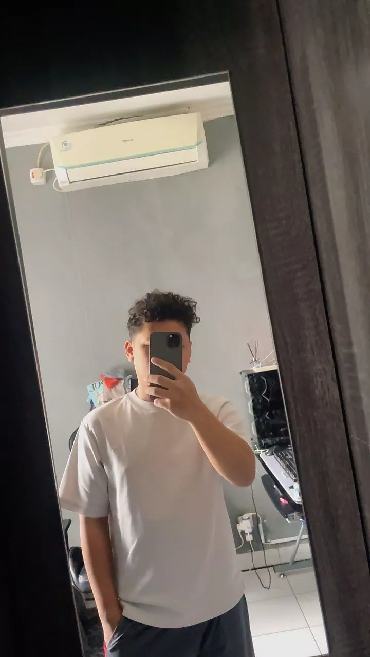 Inspirasi padu padan kaos boxy streetwear bersama celana kargo dan sneakers