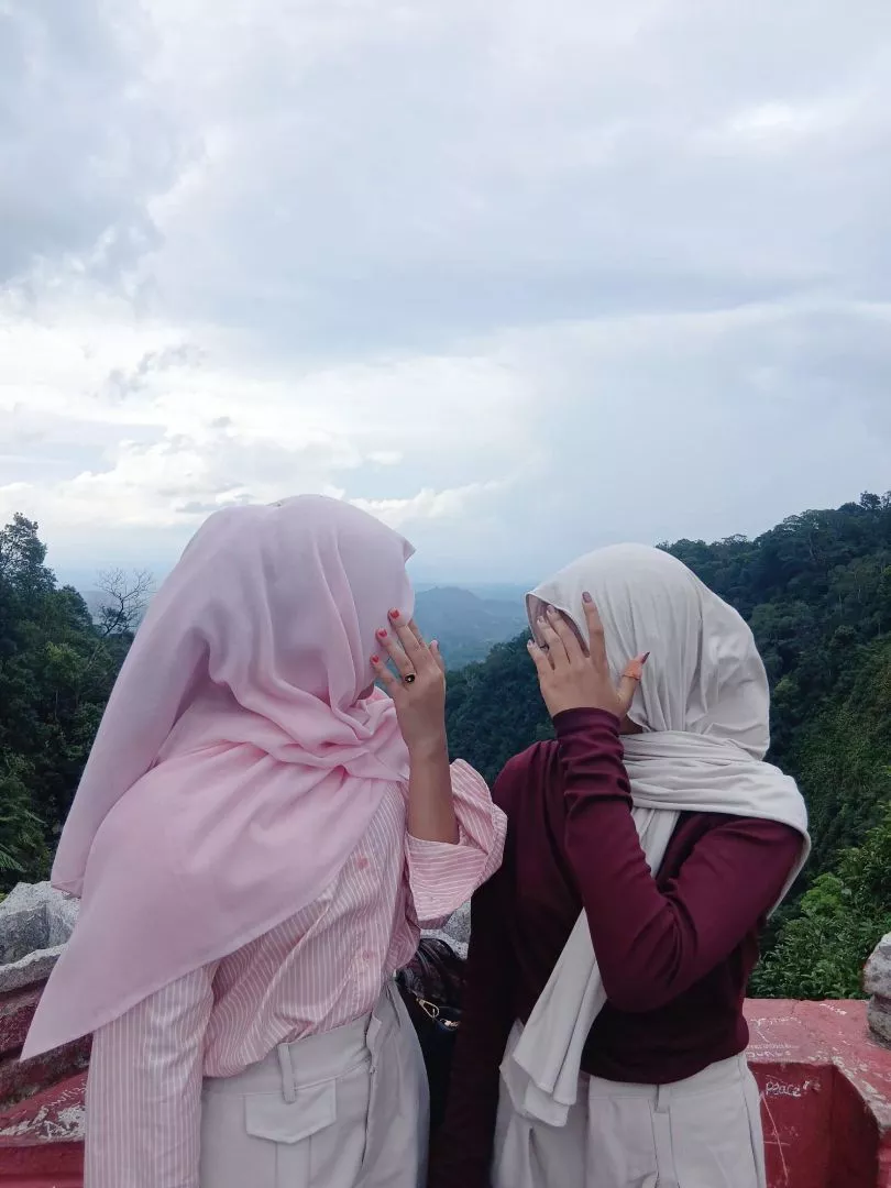 Tampilan tegak lengkung dahi alami jilbab segi empat Paris Jadul Varisha warna soft pastel