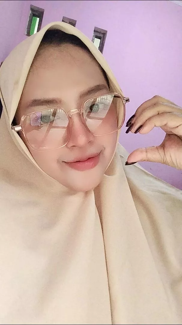 Uji perubahan warna lensa kacamata EMOMO dari bening menjadi gelap di bawah paparan sinar UV
