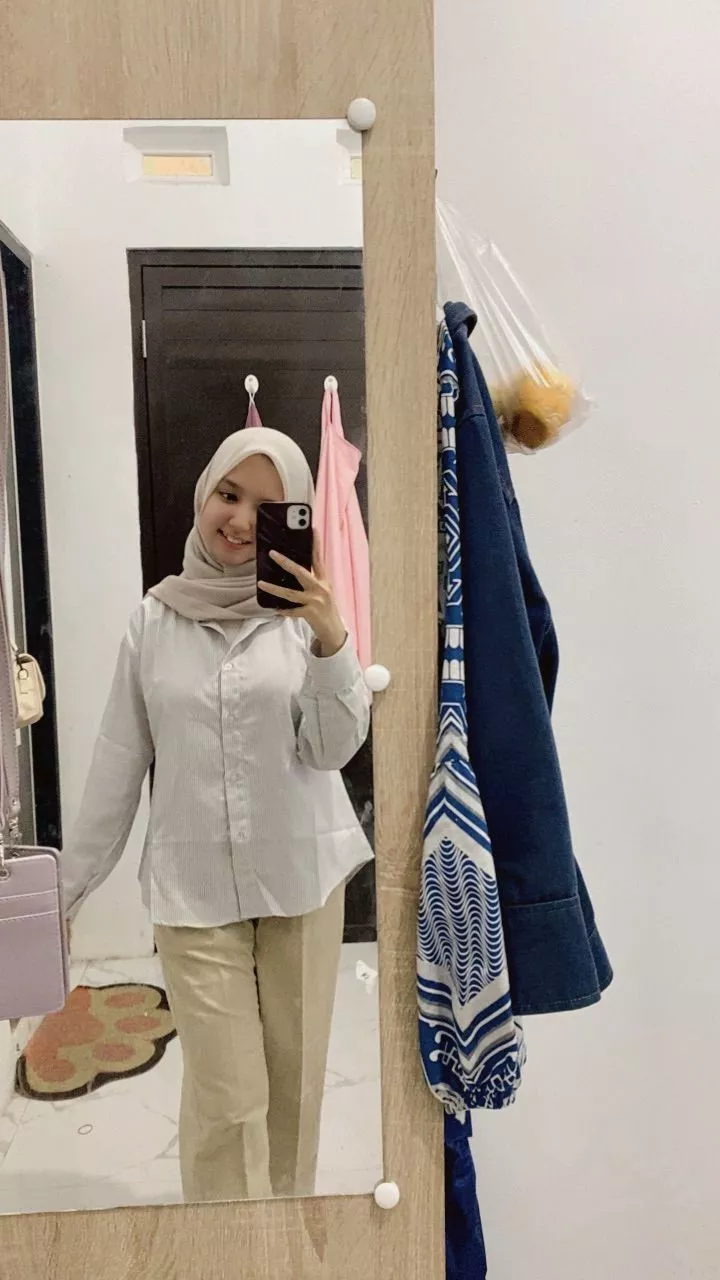 Tampilan anggun siluet kemeja salur Hanni Striped Shirt HULM wanita gaya kerja modern