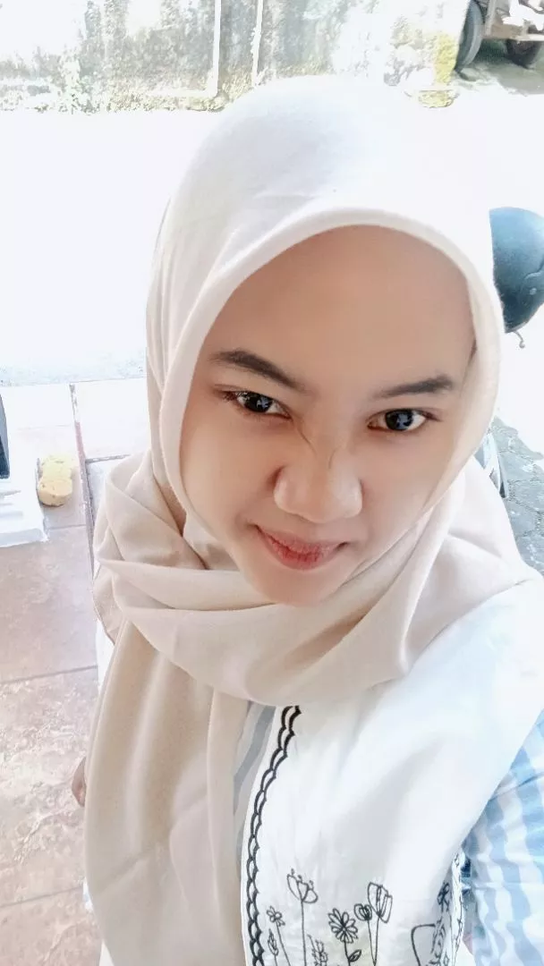 Pengujian ketahanan lilitan kain paris jadul saat disampirkan rapi ke pundak