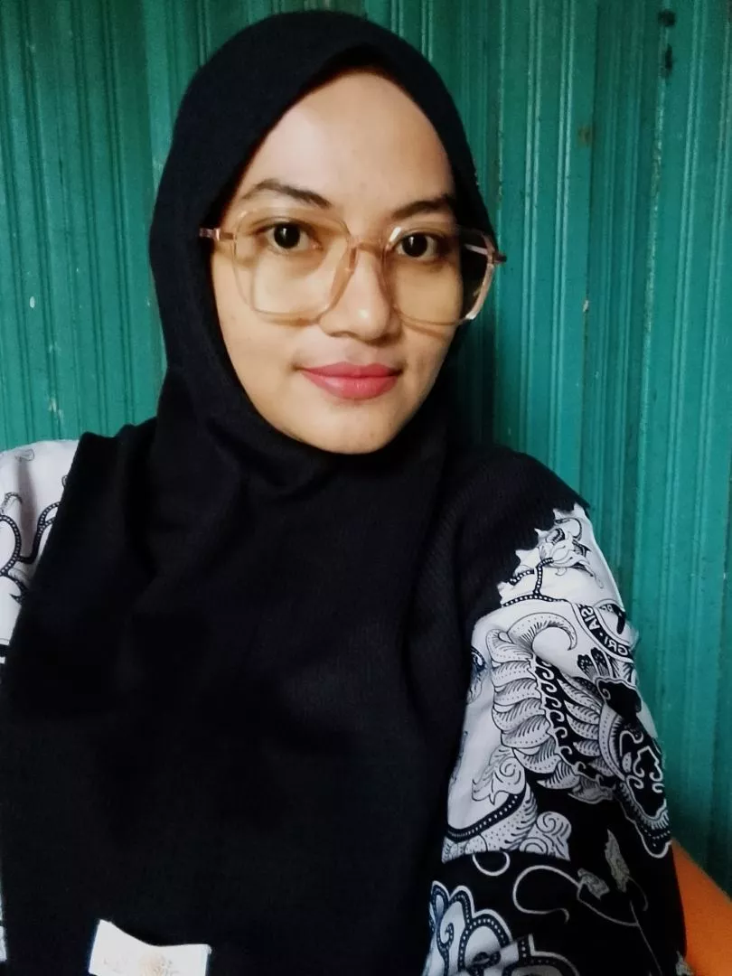 Detail sambungan engsel baut kacamata EMOMO dan kelenturan gagang samping