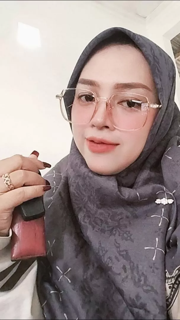 Tampilan kacamata photochromic anti radiasi bingkai persegi EMOMO dengan lensa bening dalam ruangan