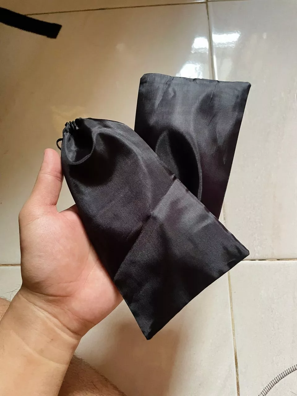 Detail kerapian jahitan tepian dan tali serut pengunci kantong kacamata