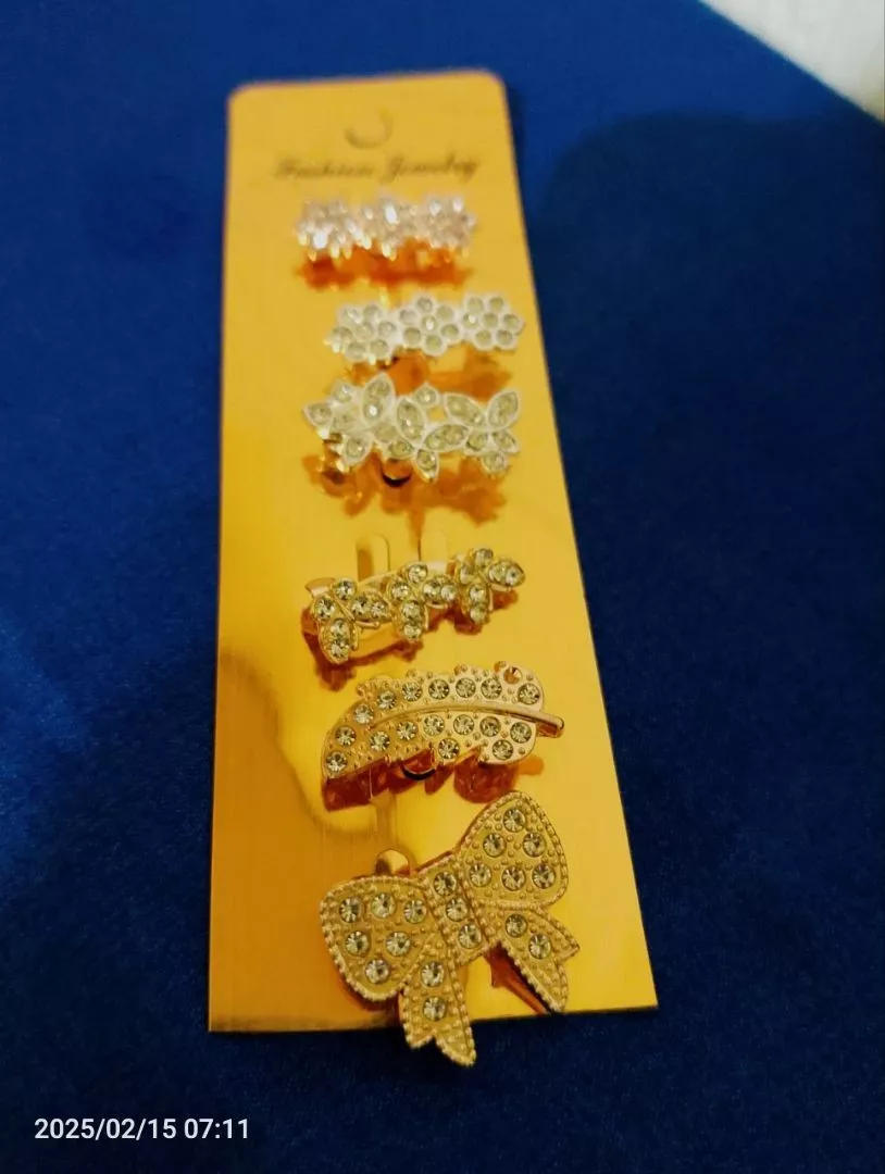 Setelan bros dagu mutiara kecil elegan untuk aksen jilbab harian