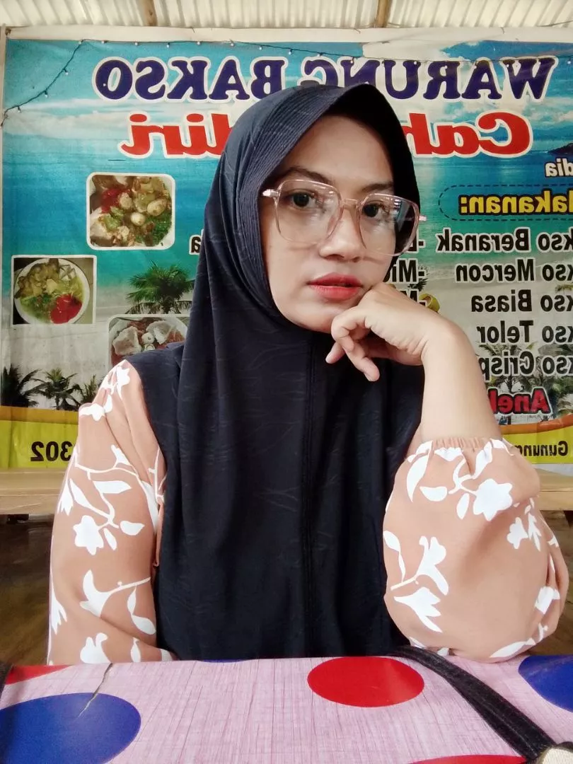 Padu padan kacamata bingkai persegi EMOMO bersama gaya busana kerja kantor smart casual