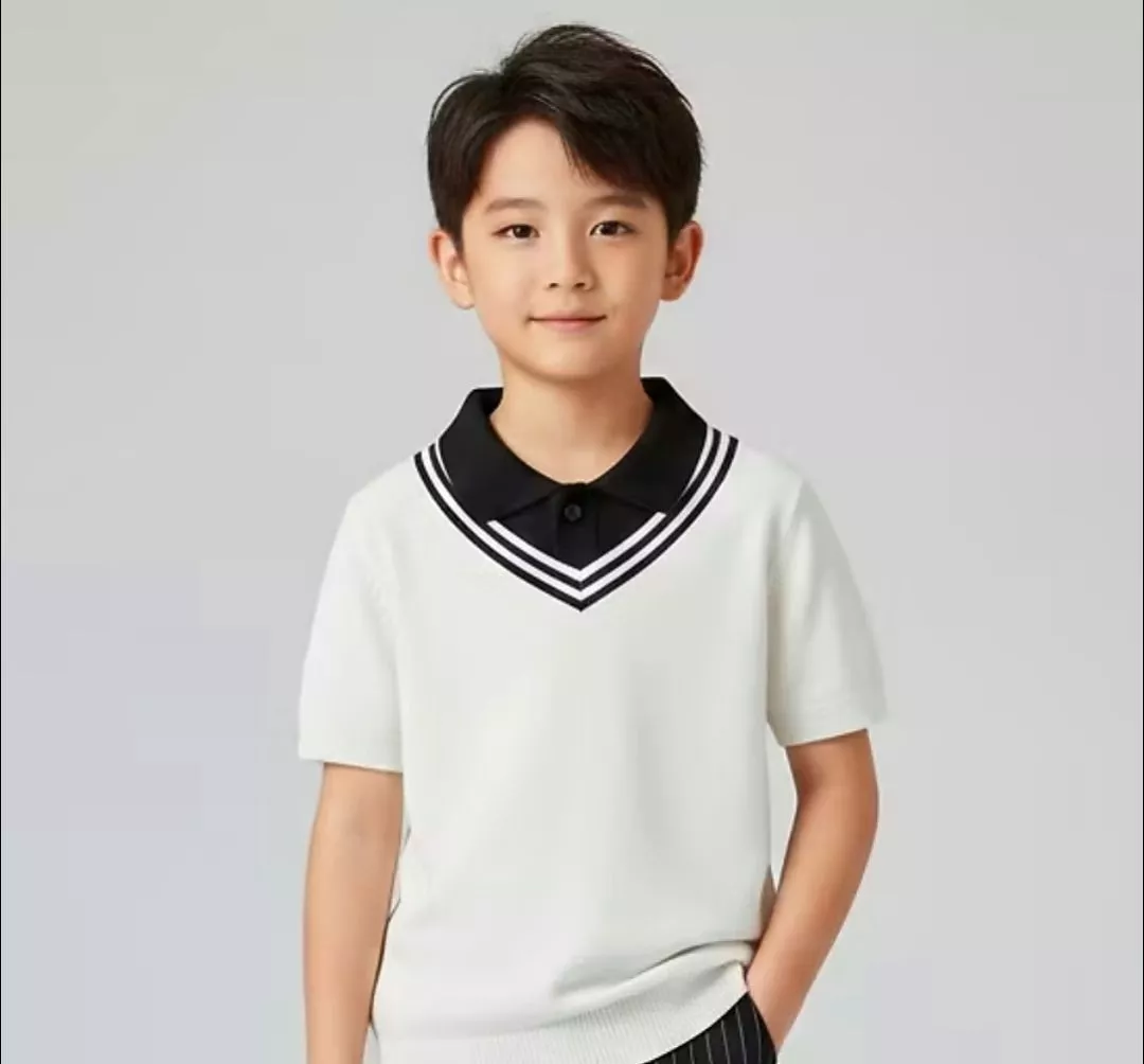Tampilan rapi dan modis anak mengenakan baju wangki kaos kerah knit DINODAY