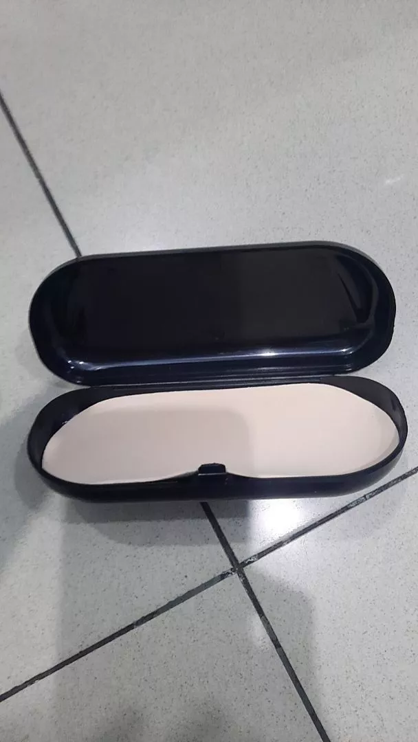Perbandingan penempatan kotak kacamata hardcase di saku tas ransel dan meja kerja