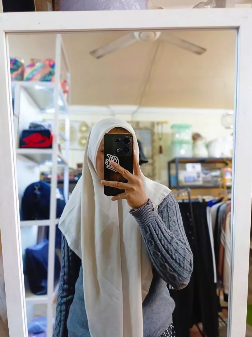 Padu padan hijab segi empat paris jadul Varisha bersama kemeja kerja dan outer rajut
