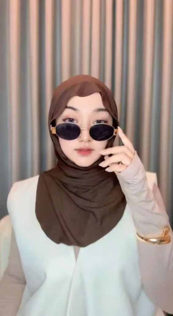 Siluet anggun jilbab instan Bergo Huma bahan kaos rayon cooltech tren pashmina meleyot