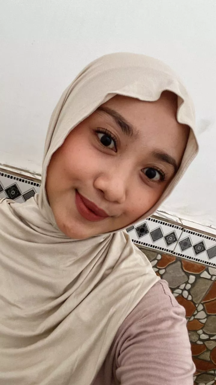 Detail kerapatan serat rajut kaos rayon cooltech dan kerapian jahitan lingkar muka Bergo Huma