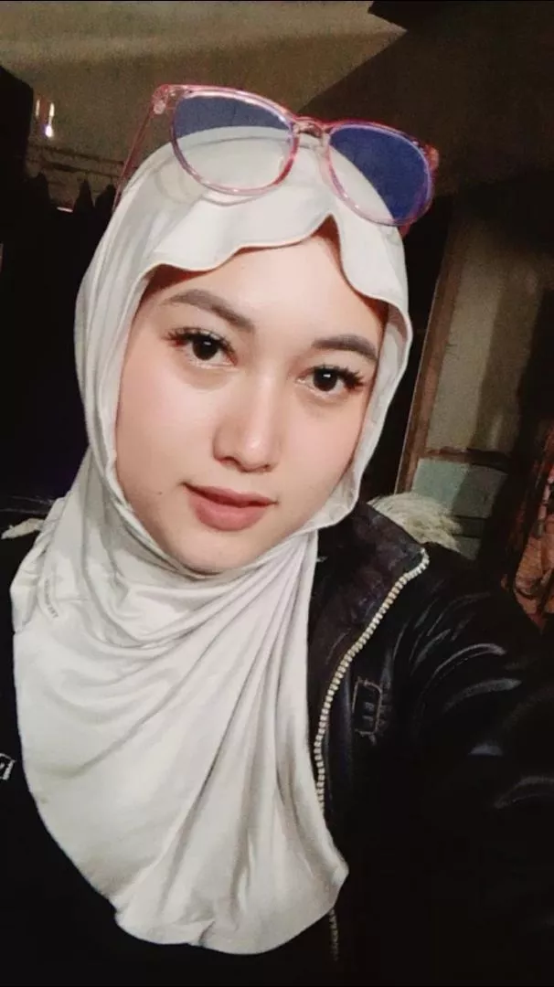Inspirasi padu padan Bergo Huma gaya kasual street style bersama jaket denim dan tas selempang