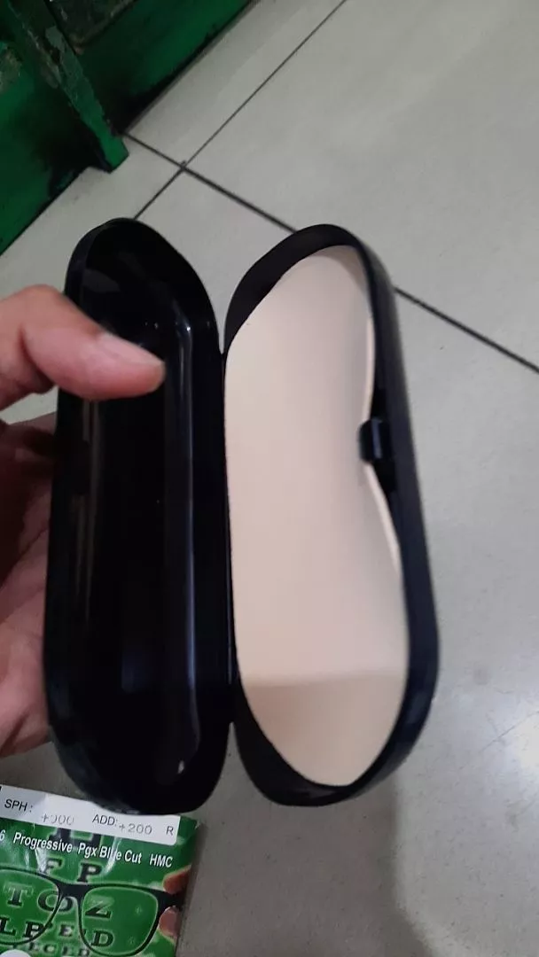 Detail sambungan engsel pegas dan kerapatan penutupan bibir kotak kacamata