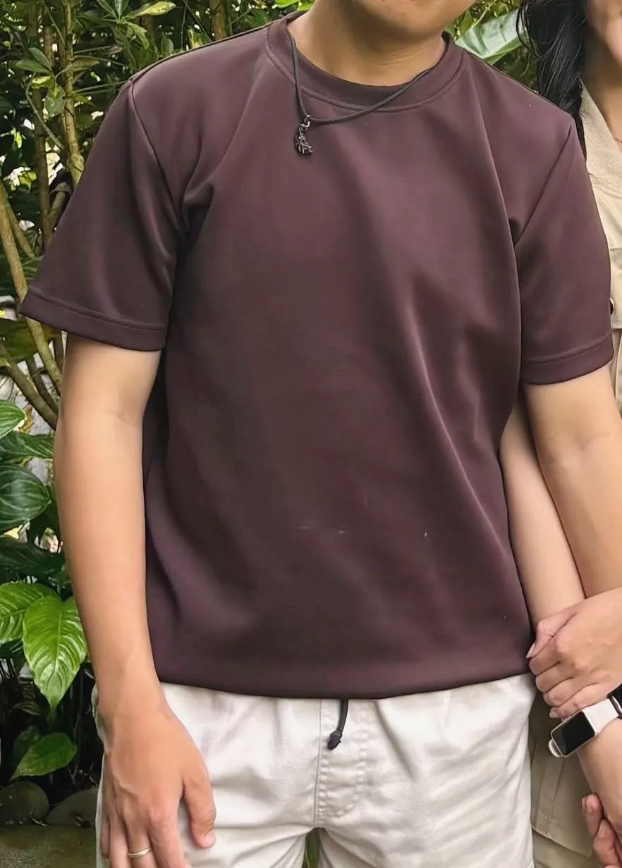 Uji kelenturan dan pergerakan tangan memakai polo shirt oversize Cartiera