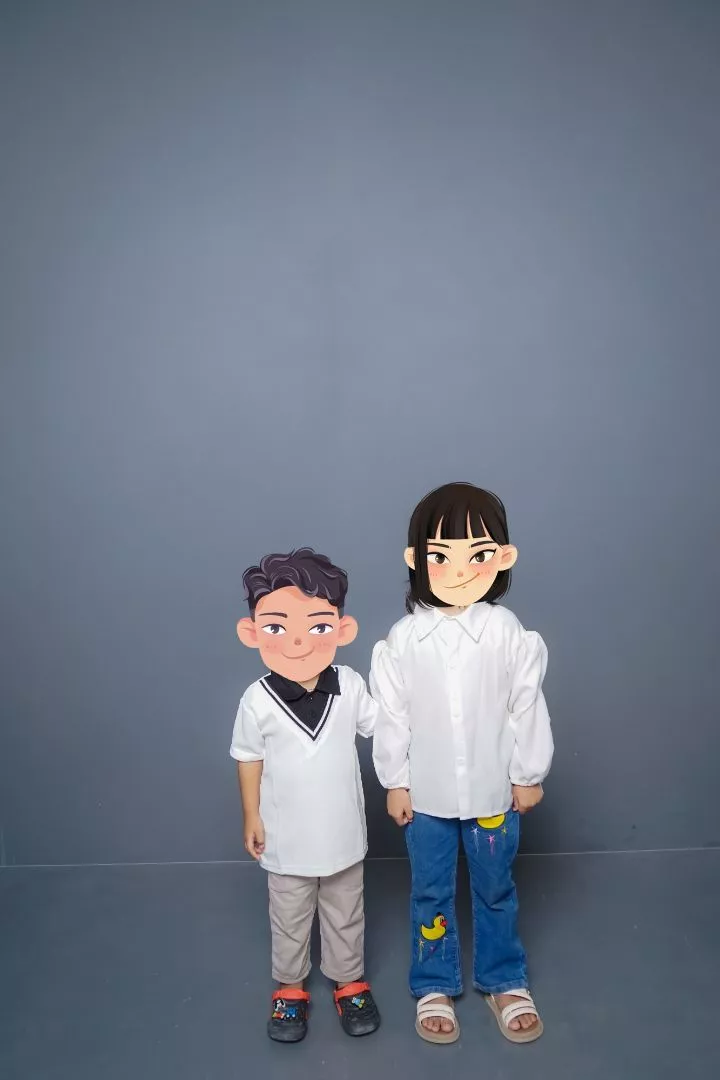 Inspirasi padu padan baju wangki knit anak bersama celana chino panjang dan sepatu kasual