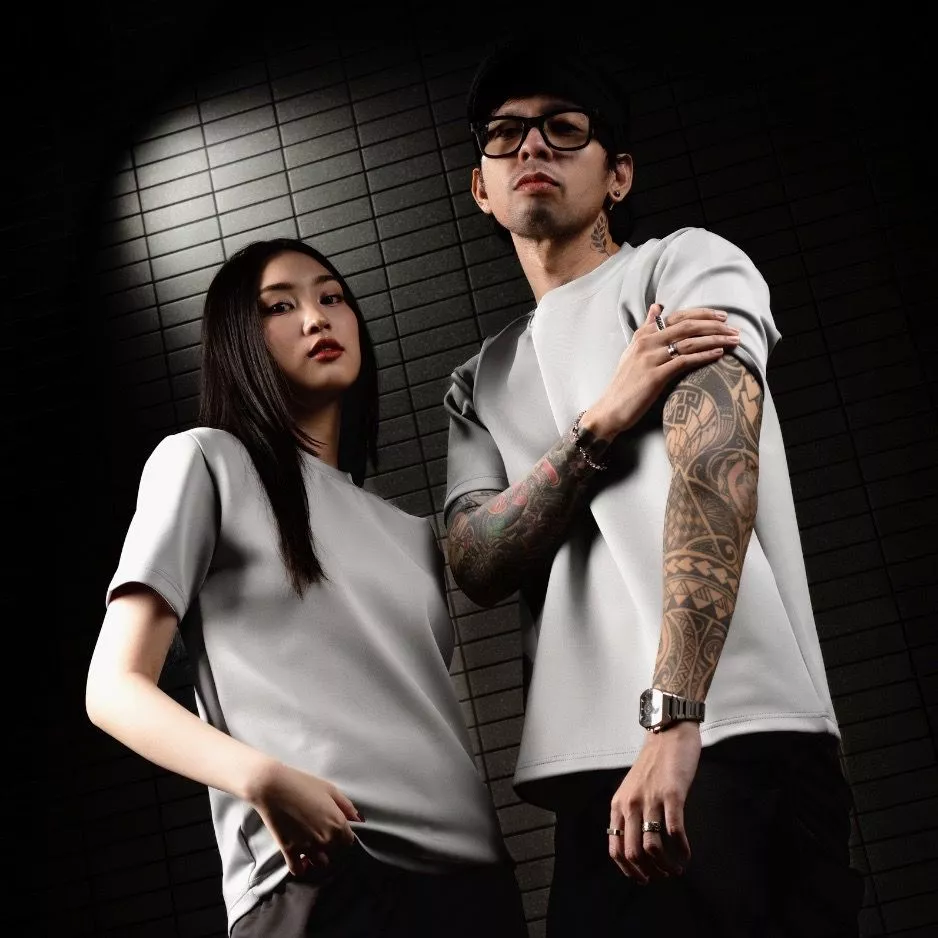 Tampilan siluet polo shirt oversize bahan scuba Cartiera warna solid