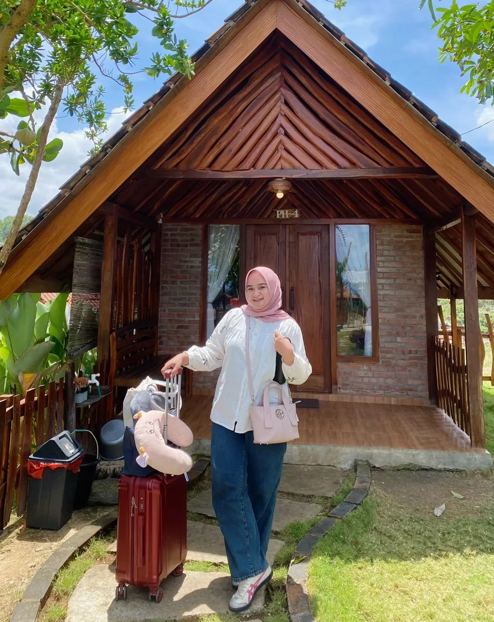 Padu padan kemeja bordir Sabine Shirt dengan celana kulot dan hijab pashmina
