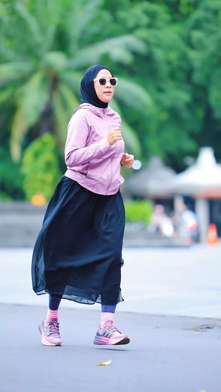 Detail kerapatan serat tenun rayon viscose dan jahitan tepian bergo Kalisha