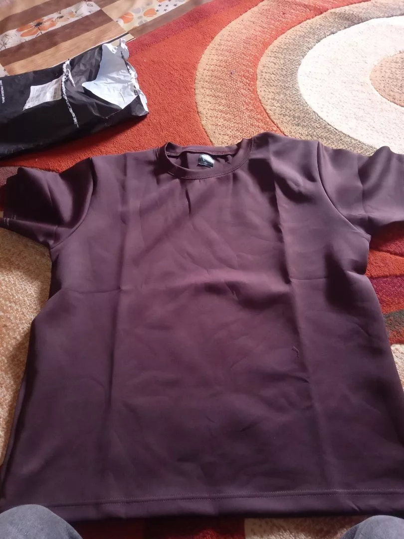 Detail struktur daun kerah dan kerapatan jahitan polo shirt Cartiera