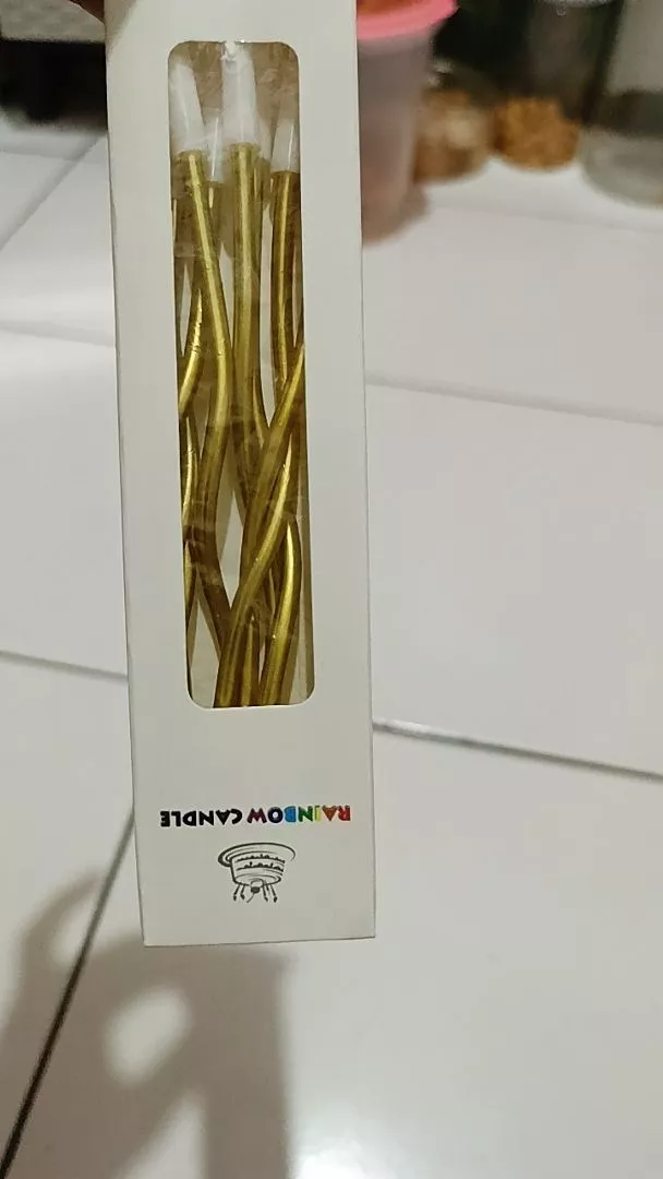 Tampilan Kue Tart Ulang Tahun Berhias Lilin Spiral Wavy Korea yang Estetik
