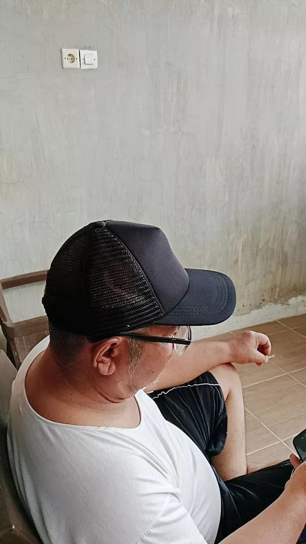 Inspirasi padu padan topi jaring trucker hat kasual santai