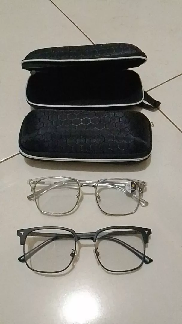 Padu padan kacamata setengah bingkai Geostar dengan setelan blazer kantor dan kemeja kerja