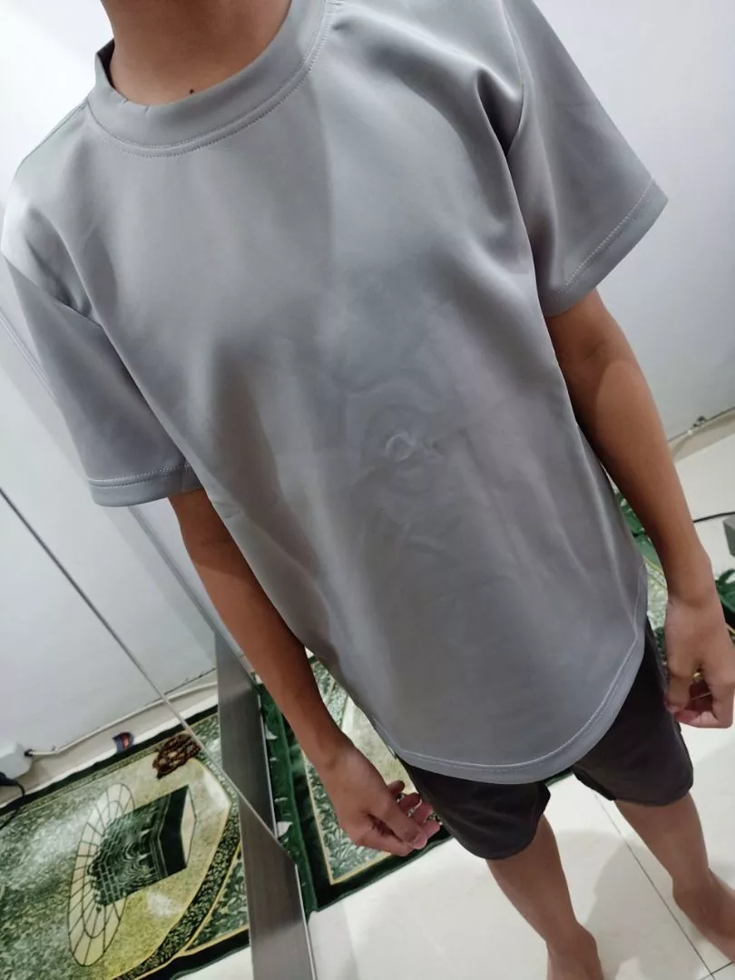 Padu padan polo shirt scuba oversize bersama celana chino panjang