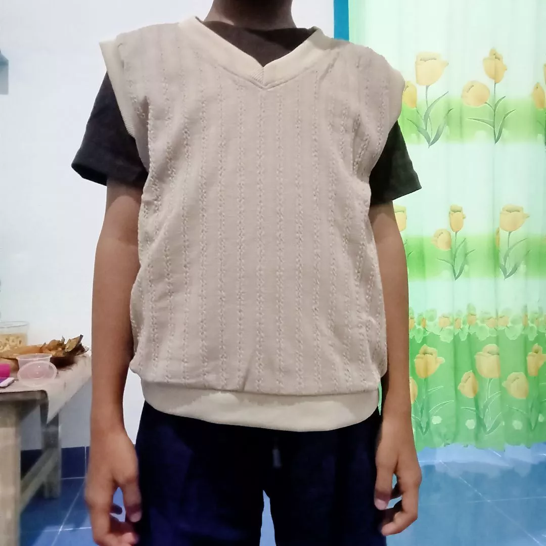 Pengujian jatuhnya kain rajut knit wangki DINODAY saat dikenakan anak bermain aktif