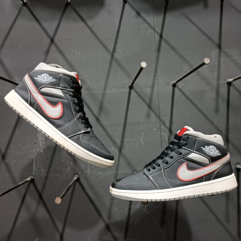 Air jordan 1 mid hotsell black/ particle grey-white-gym red