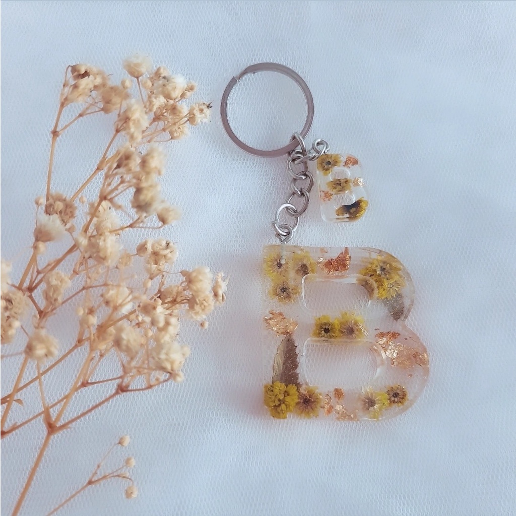Jual Custom Flower Edelweiss Resin Keychain | Gantungan Kunci Huruf ...