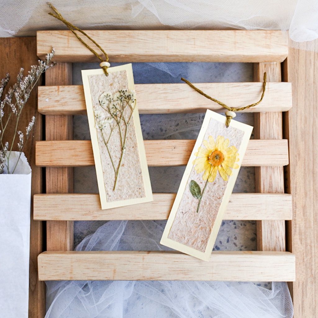 Jual Bookmark Flower | Pembatas Buku Bunga Asli by Herbaria | Shopee ...