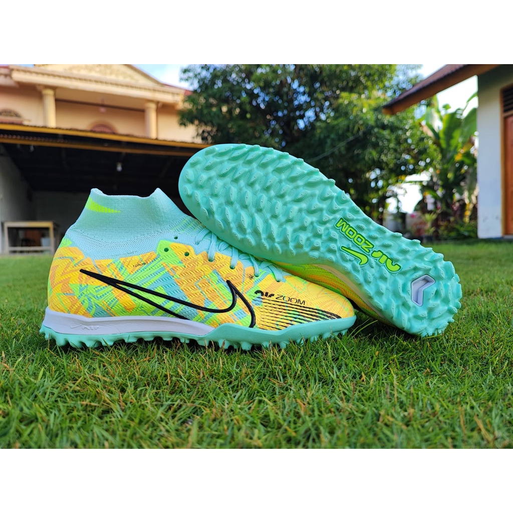 Sepatu mini soccer ringan dan responsif untuk kecepatan tinggi
