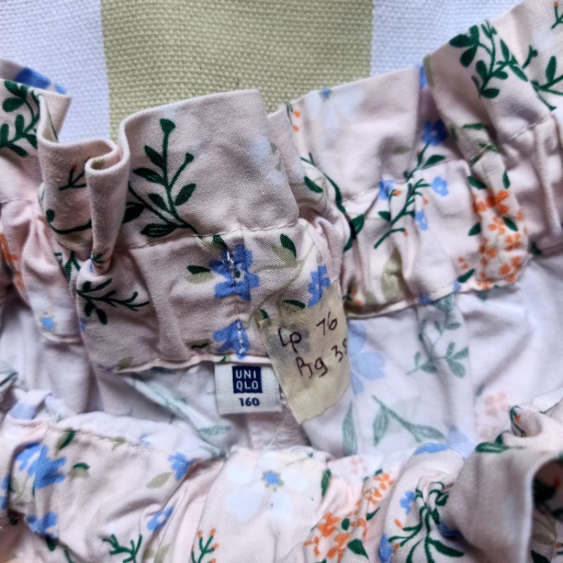 Jual PRELOVED UNIQLO BUNGA | Shopee Indonesia