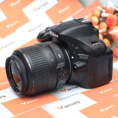 Nikon D5200 Lensa Kit 18-55mm Kamera DSLR Layar Flip -Vg Tipis