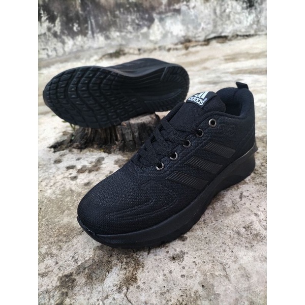 Jual sepatu adidas hitam polos sepatuh olaragah Shopee Indonesia