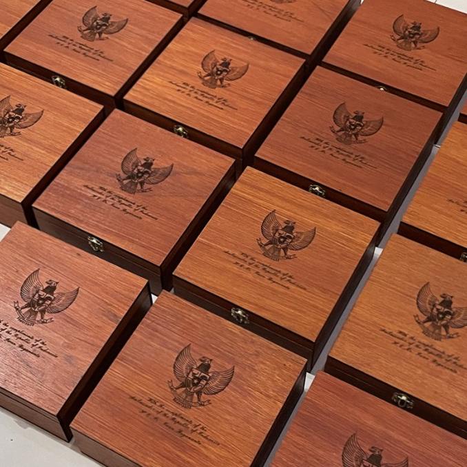 Jual Limited Kotak Kayu Custom 20X20X8 Engsel / Box Kayu Grafir Nama ...