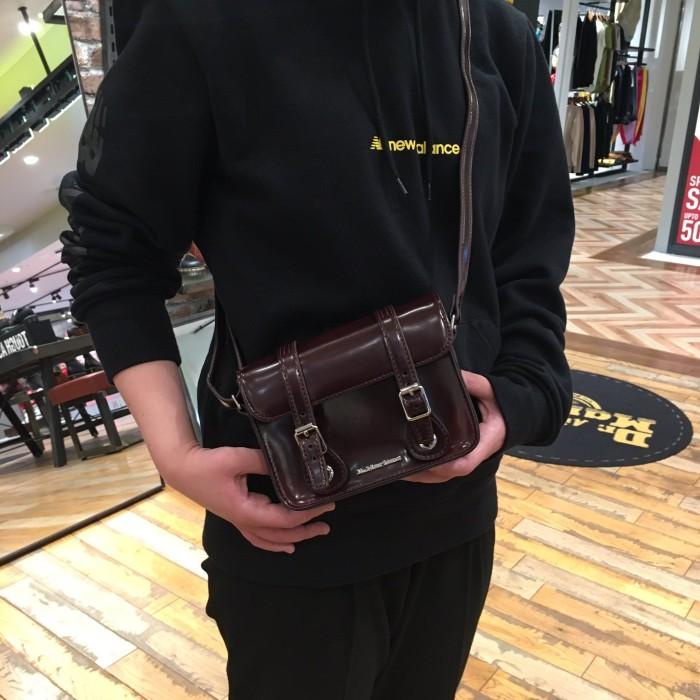 Dr martens 7 on sale inch leather satchel queen