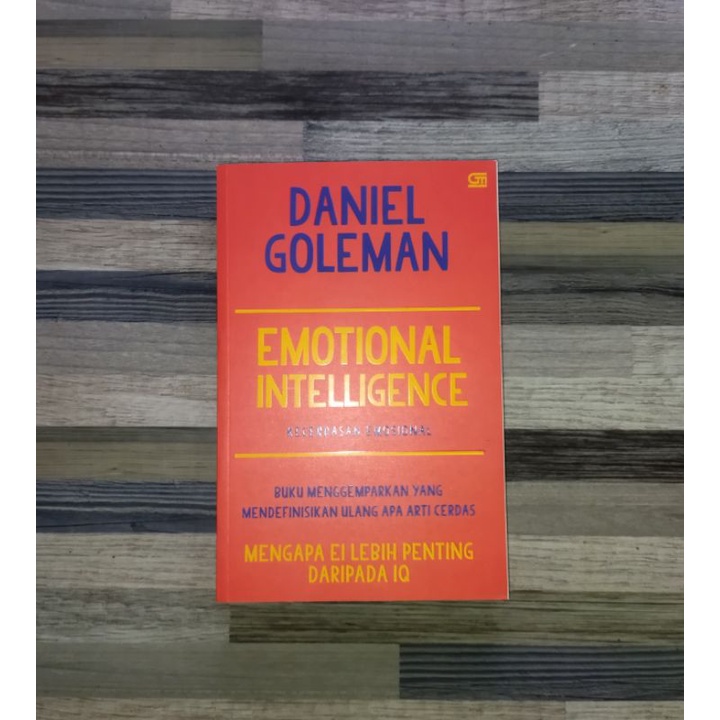 Jual EMOTIONAL INTELLIGENCE : KECERDASAN EMOSIONAL - DANIEL GOLEMAN ...