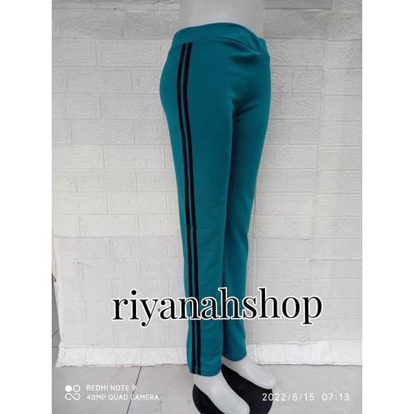 Plajda ustki kiyimsiz