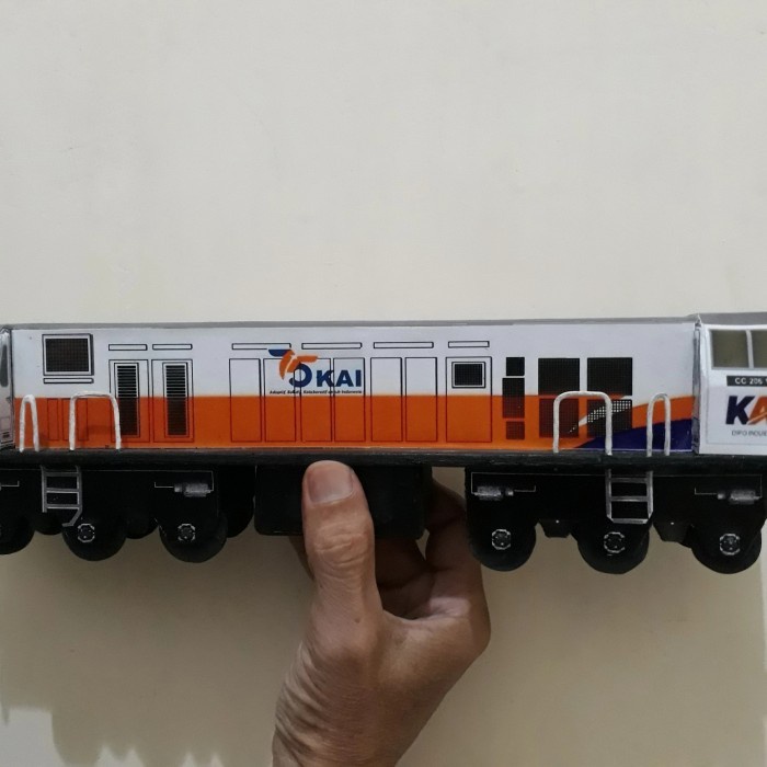 Jual Miniatur Kereta Api Kayu - Lokomotif Seri Cc206 | Shopee Indonesia