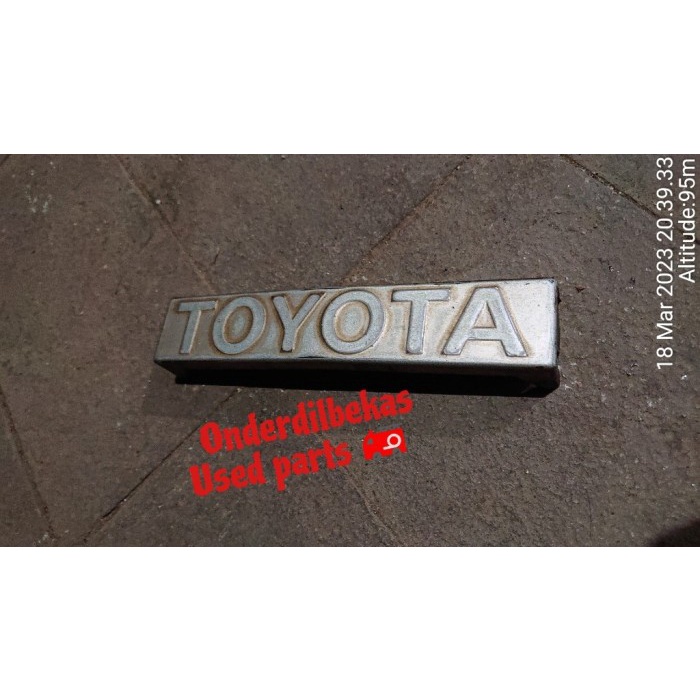 Jual badge emblem grill toyota corolla dx ke70 tahun 1981 sudah repaint