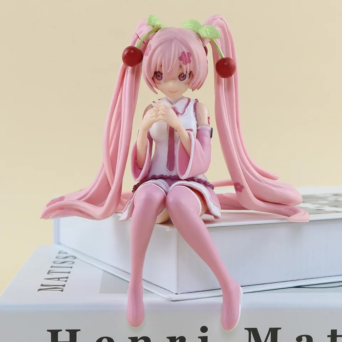 Xinchangda Anime Rosa Miku Action Figure 15 cm Seduto Pose Anime Figure Statua Miku Figure Collezione Desktop Decorazione Regalo di compleanno