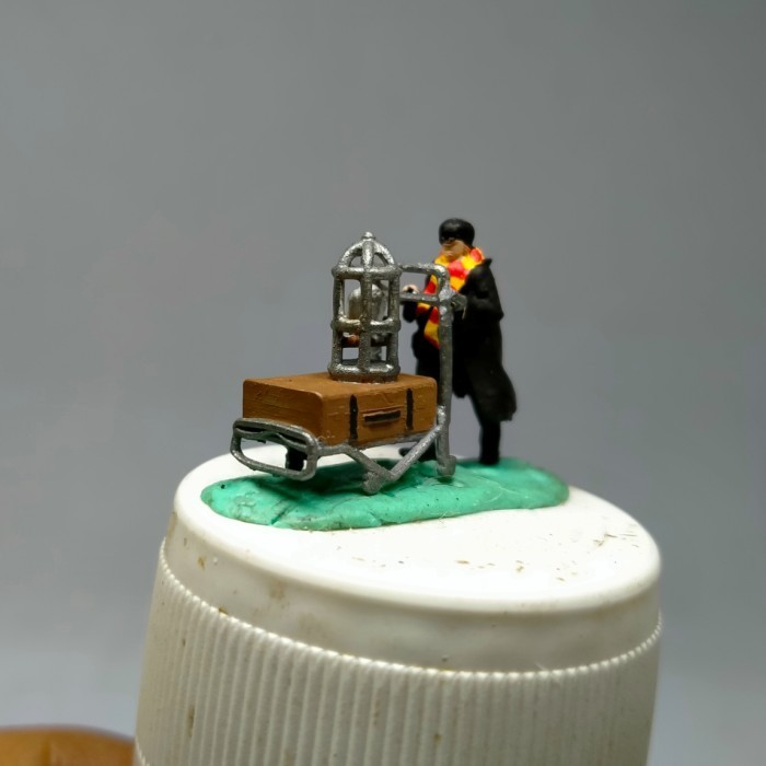 Bird Runner HO 1:87 Miniature Figure - Painted Resin For Dioramas