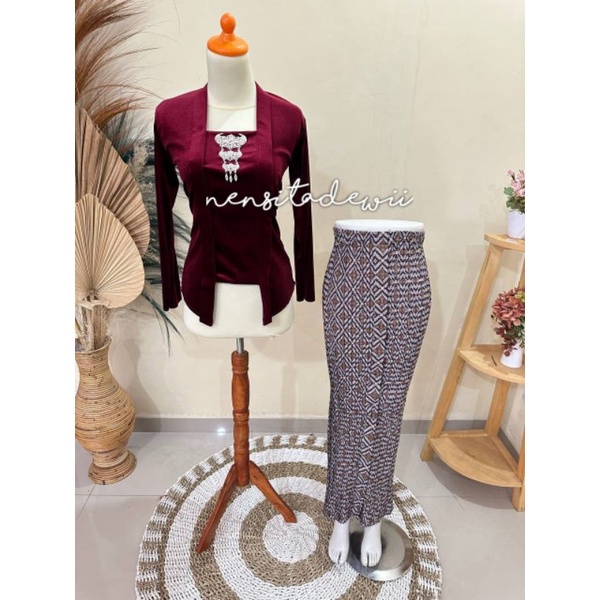 Jual [1 Set, Maroon] Kebaya Kutubaru + Rok Plisket / Motif Juana Coklat ...