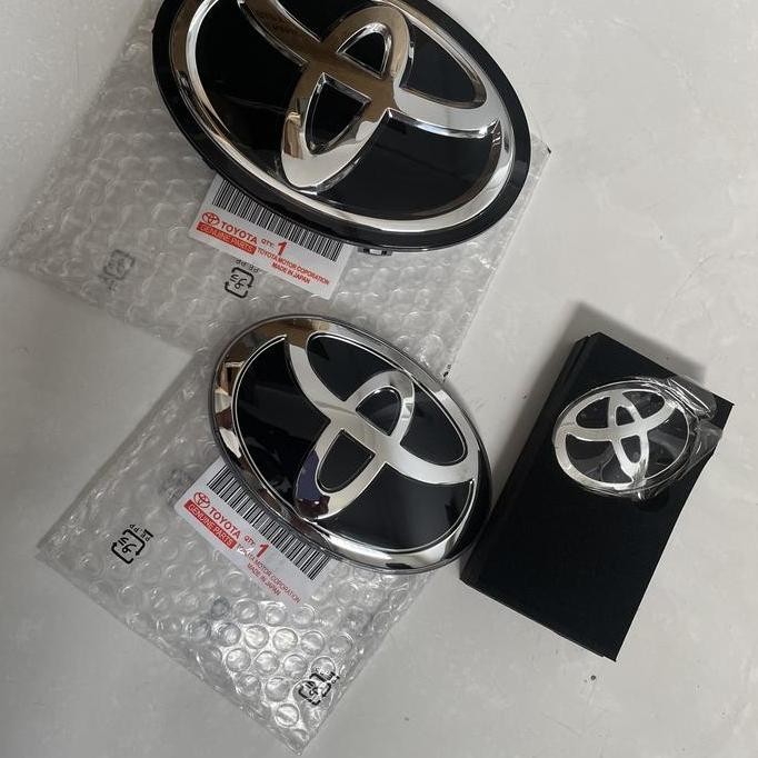 Jual ready Emblem black Toyota Innova Zenix glossy glass look hitam ...