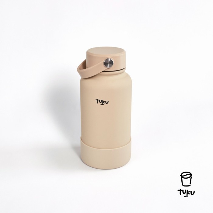 Pengguna KRL menggunakan tumbler Tuku